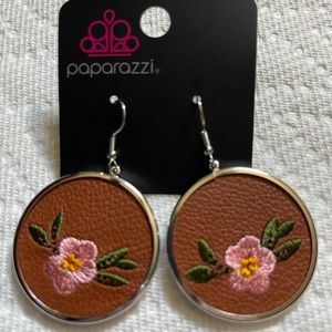 💐 Floral detail earrings, brown background, with fishhook backing